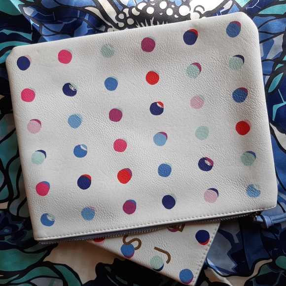 Matching clutch and passport holder - Picture 2 of 4
